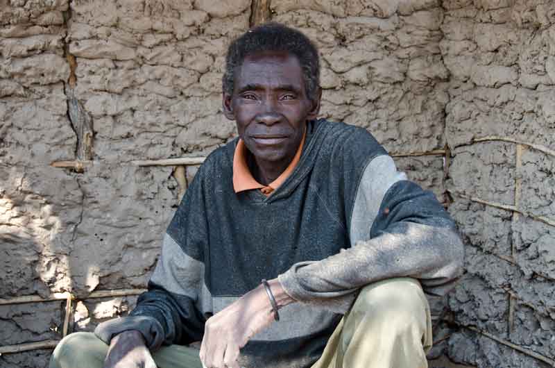 44 - Namibia - poblado Kavango - forja y hombre